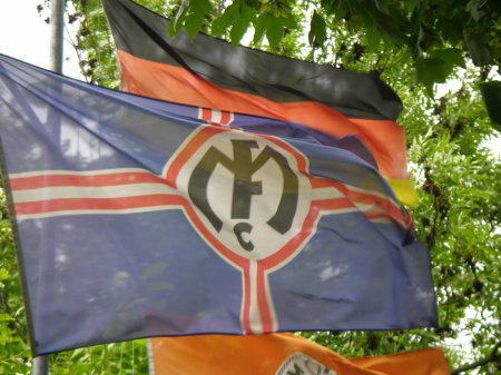 Der Vereinsstander des Frankfurter Motorbootclubs e.V.